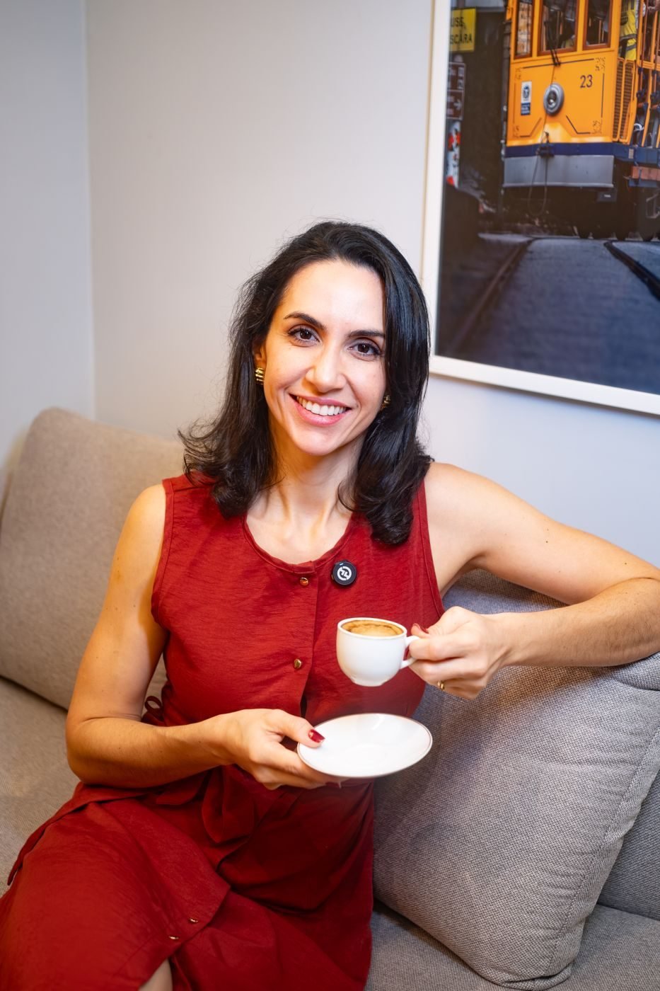 Dra. Svenja sorrindo, segurando uma xícara de café