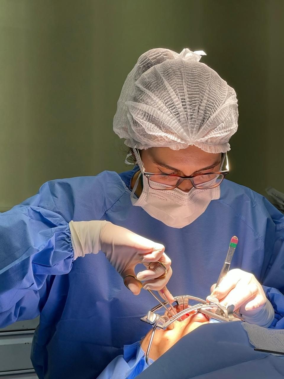 Dra. Svenja operando, concentrada, durante cirurgia de fissura labiopalatina