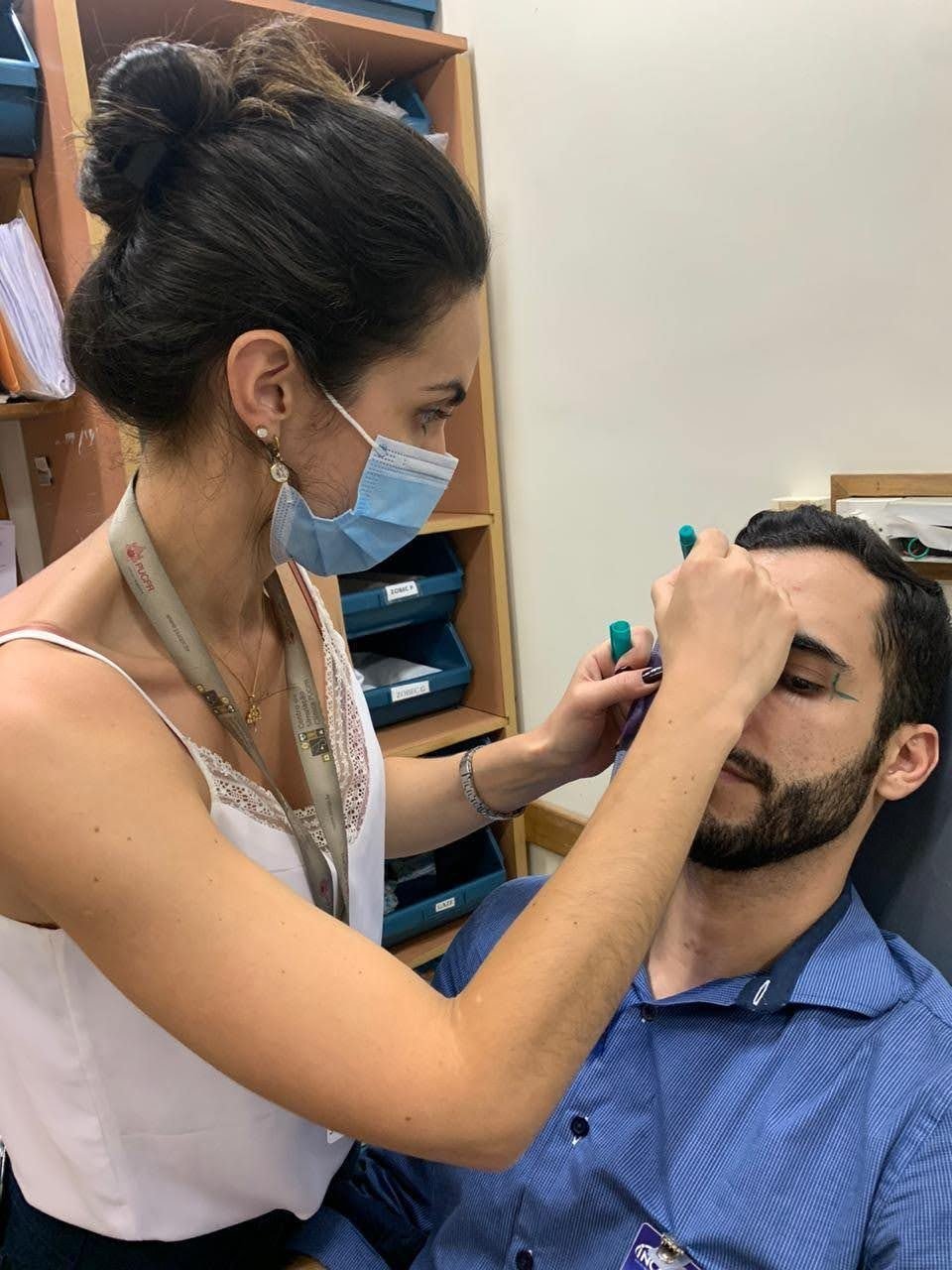 Dra. Svenja fazendo a marcação pré-procedimento na região dos olhos de um paciente